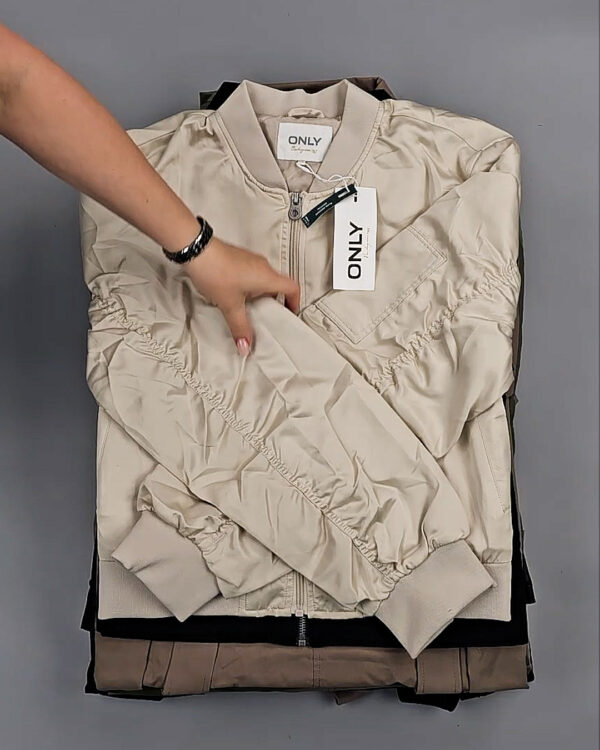 Фотография  851 - Ветровки Bestseller 045#10 кг, ЛОТ СТ-9407 оптом в Ростове-на-Дону и Ростовской области